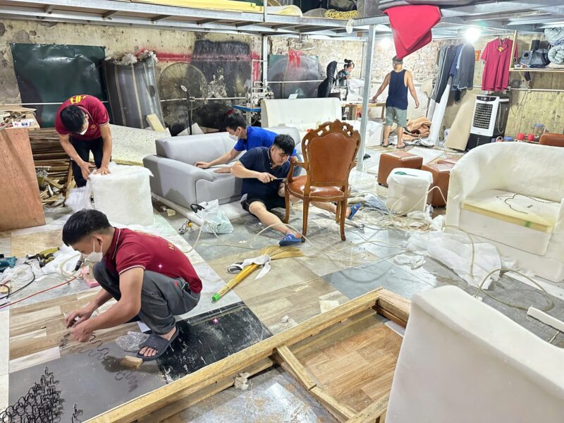 Thợ bọc lại sofa tại nhà của Showroom Vua Sofa