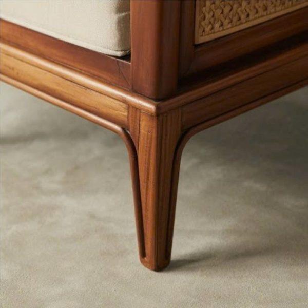 Mẫu ghế sofa Indochine HHV 320 với phần tay vịn uốn cong mềm mại, nan gỗ chắc chắn và đệm ngồi dày êm ái. Phong cách Đông Dương sang trọng – phù hợp phòng khách, villa, homestay.